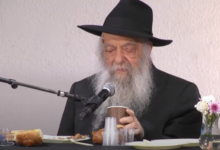 במלאות השלושים - צפו: הרב יואל כהן ע"ה מנגן בהתוועדות